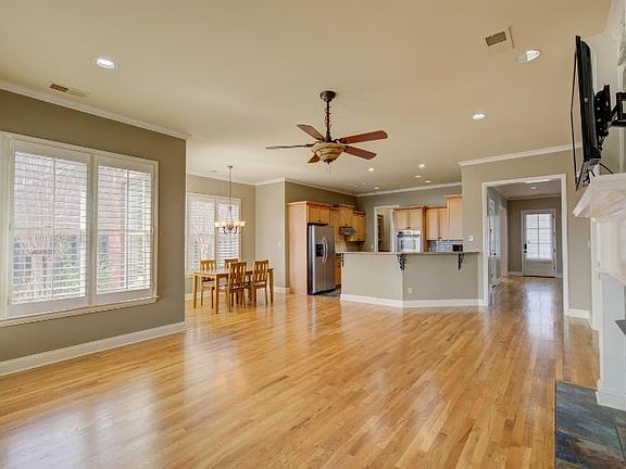 5th image of 1908 E Laurel Hollow Ln