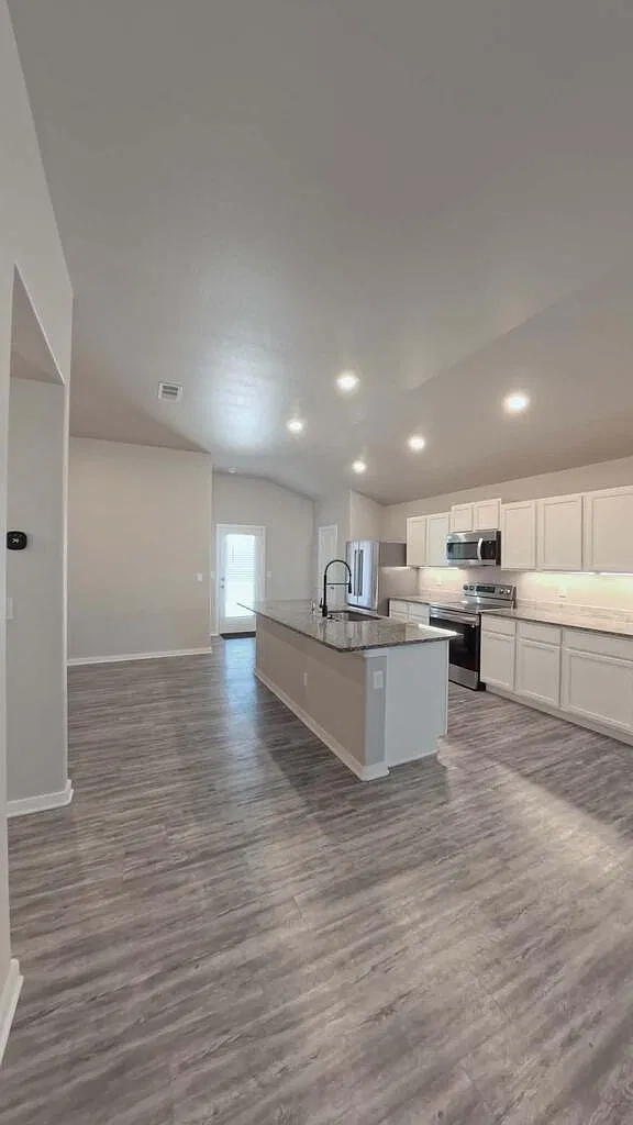 3 bed, 2.0 bath, 1736 sqft, $2,400 — Photo 4