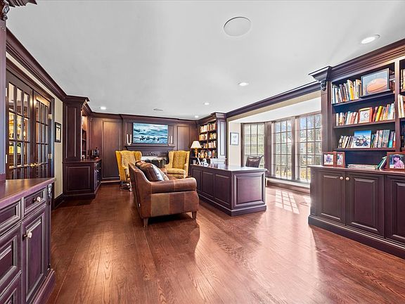 5th image of 936 E Ringwood Rd N