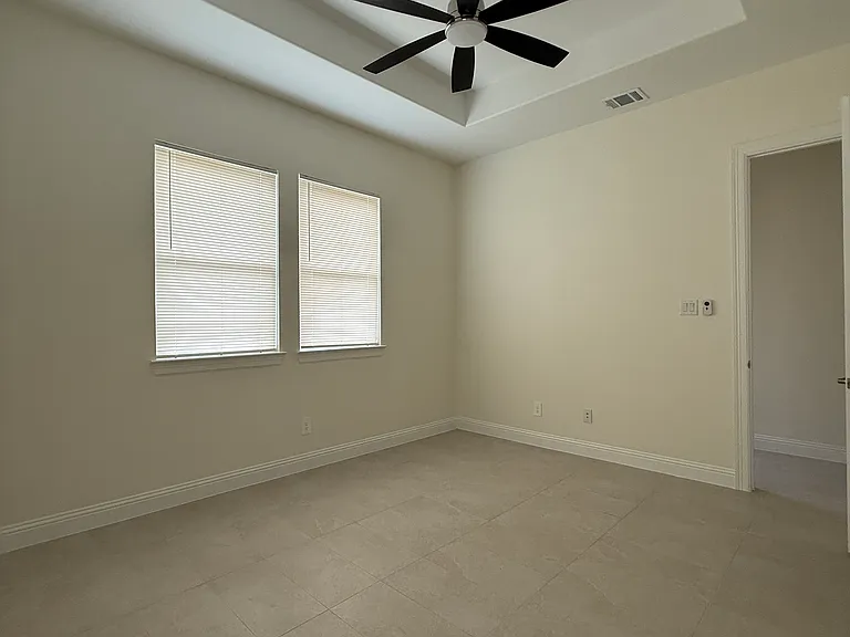 917 E Tucker St — Photo 12