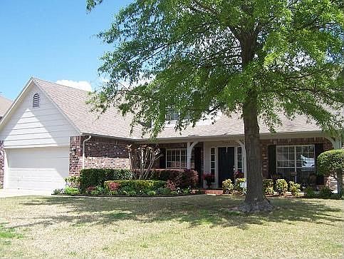 Gorgeous home - gardener's dream!