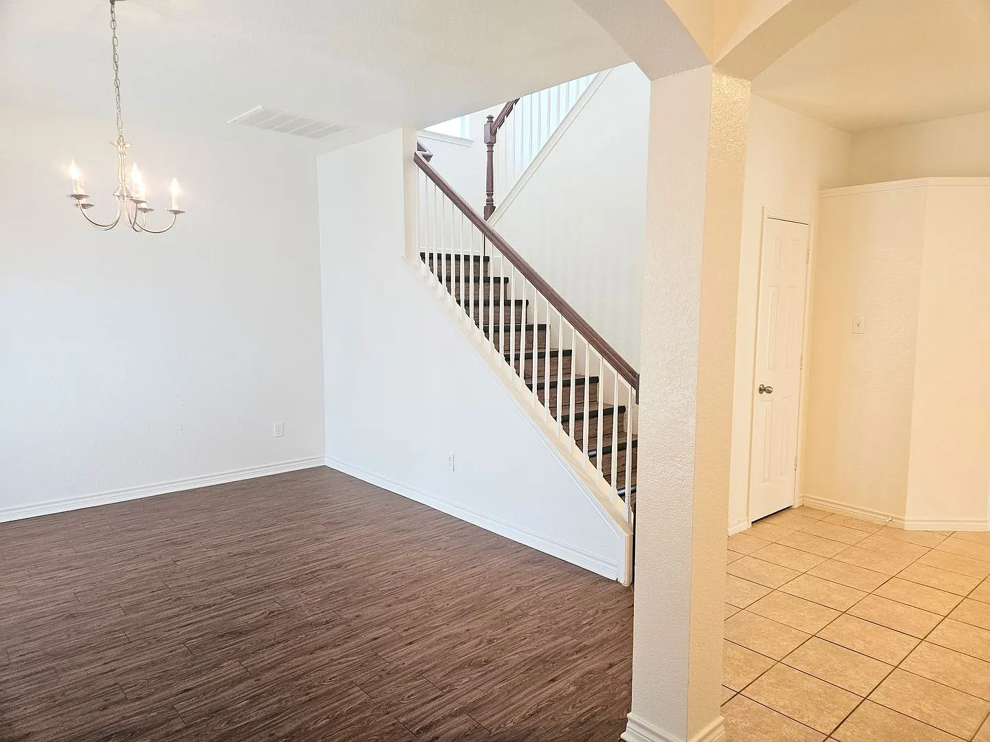Beautiful 2 story home in Crowley ISD — Photo 2