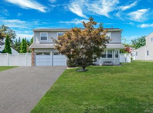 14 Lloyd Ln, Nesconset, NY