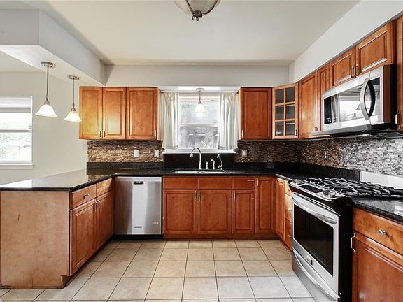 4th image of 2701 Holiday Dr