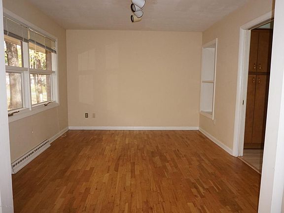 4th image of 4422 Greenwood Dr