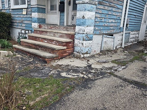 2nd image of 1749 Alcoy Rd