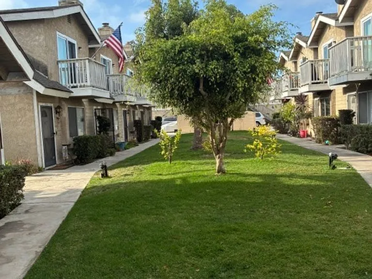 276 Avocado St — Photo 1