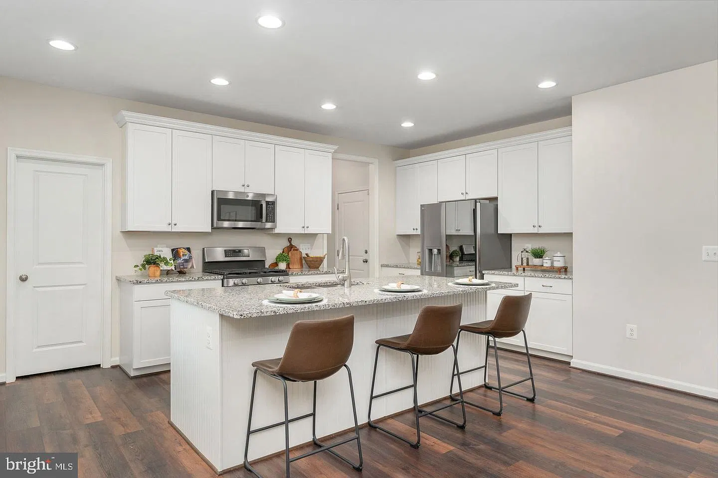 5 bed, 4.5 bath, 4839 sqft, $4,200 — Photo 2