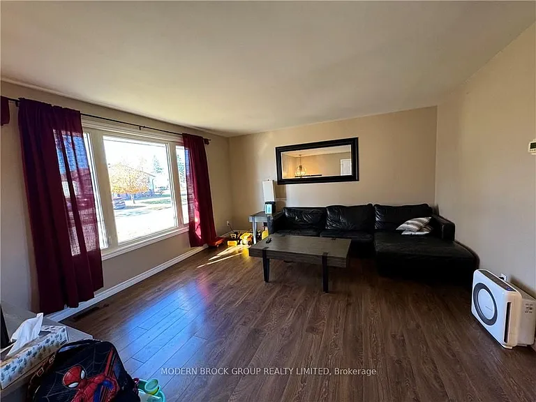 784 Comstock Cres — Photo 4