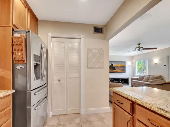 302 Pine Ridge Circle #B-2, Greenacres, FL 33463