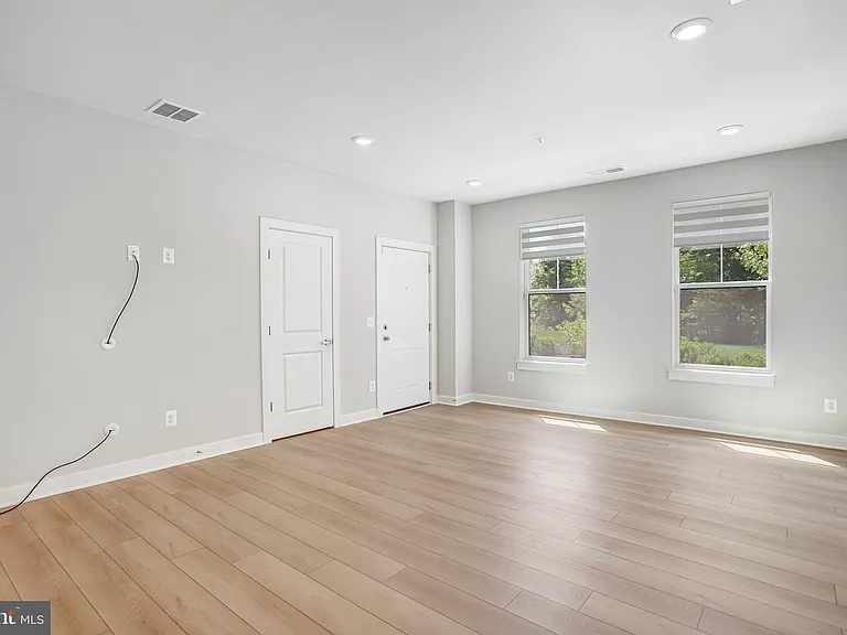 45181 Drowes Ter — Photo 6