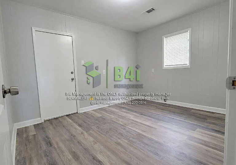 909 E 8th St — Photo 6