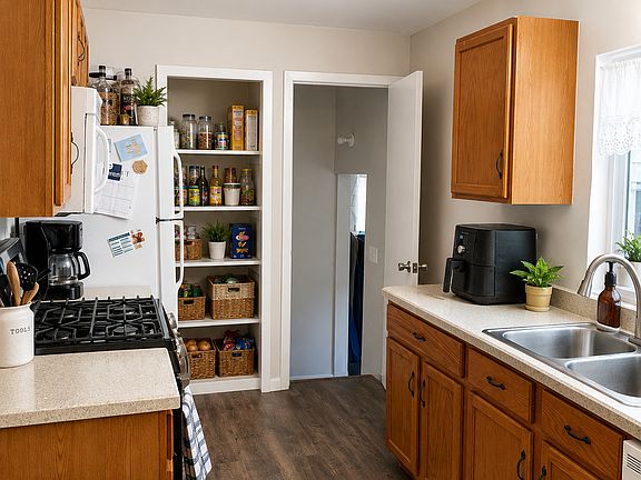 4th image of 1266 Hugo Ave