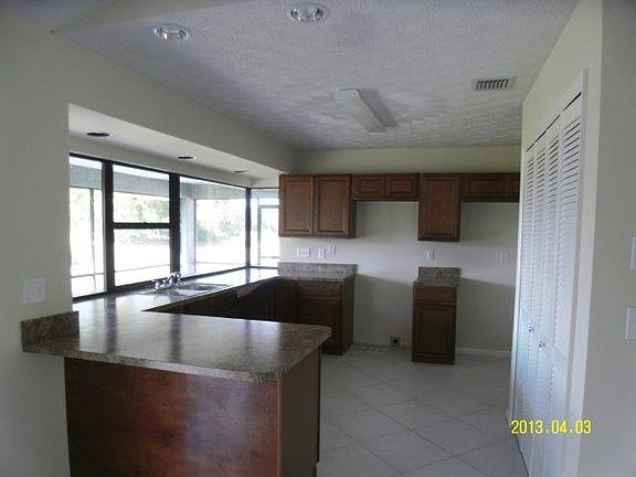 4th image of 2474 SE Trail Ave