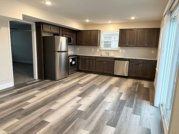 3rd image of 401 SE Rose Garden Ln