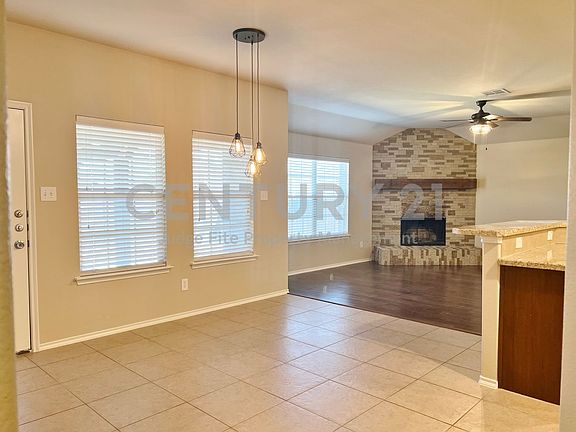 3rd image of 121 Sumac Dr