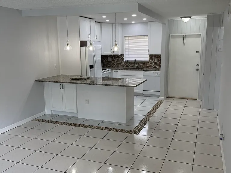 440 SE 2nd Ave #5 — Photo 6