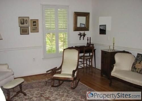 4th image of 101 Barrett Pl