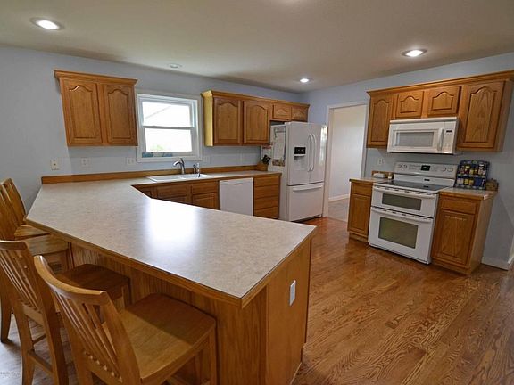 LARGE OPEN KITCHEN