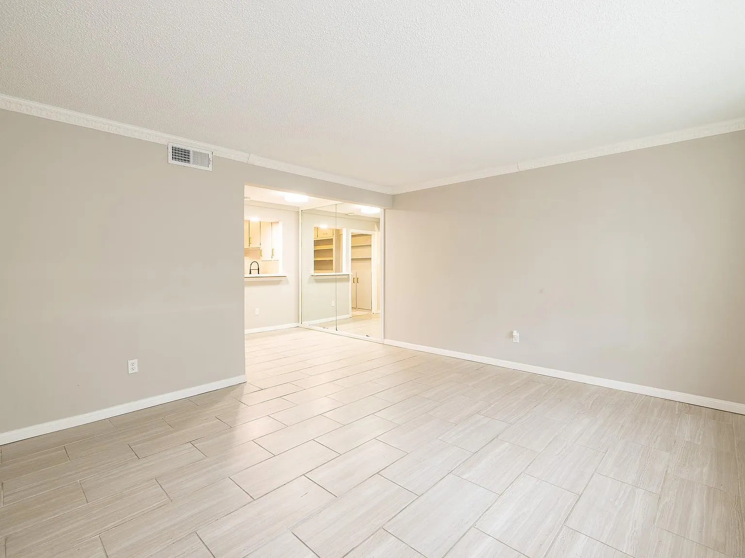 1 bed, 1.0 bath, 664 sqft, $1,195 — Photo 3