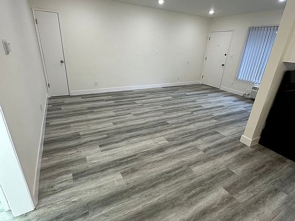 4th image of 11621 Sylvan St #7