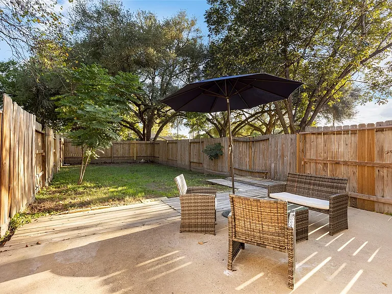 207 Foster St — Photo 2