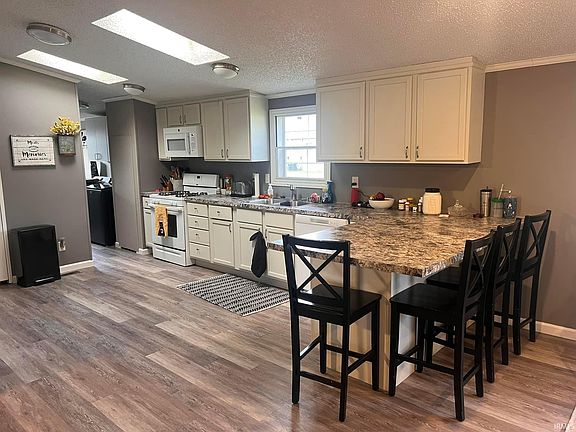 5th image of 809 Zuercher Ln