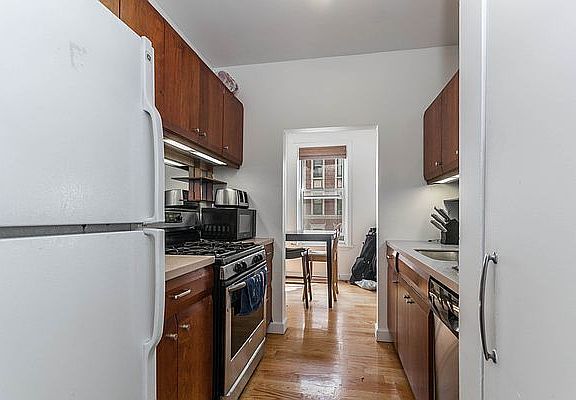 4th image of 301 W 17th St APT 4E