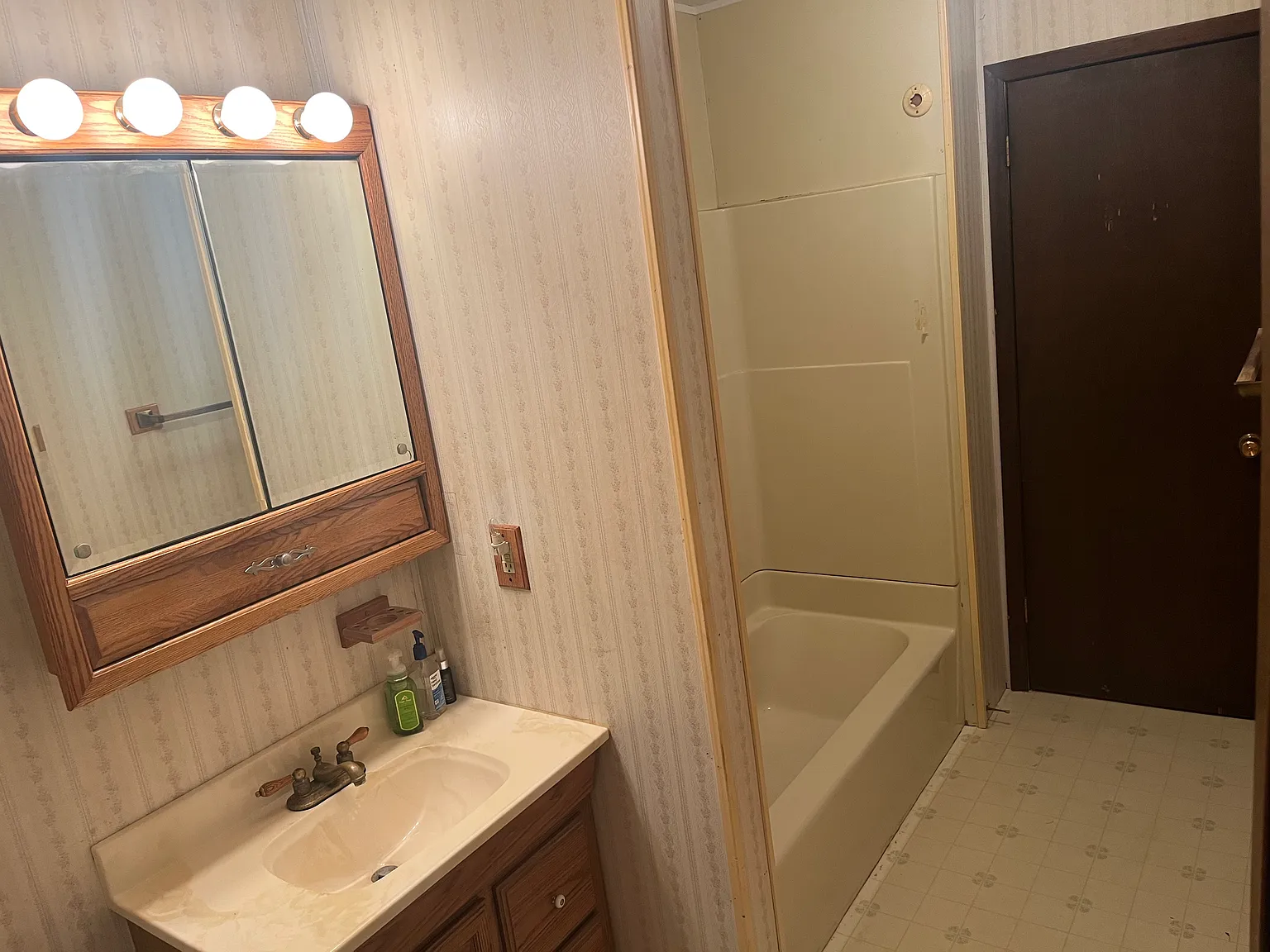 3 bed, 910 sqft, $1,950 — Photo 4