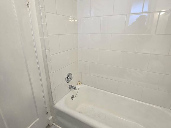 3rd image of 6300 N Rosebury Ave #3N