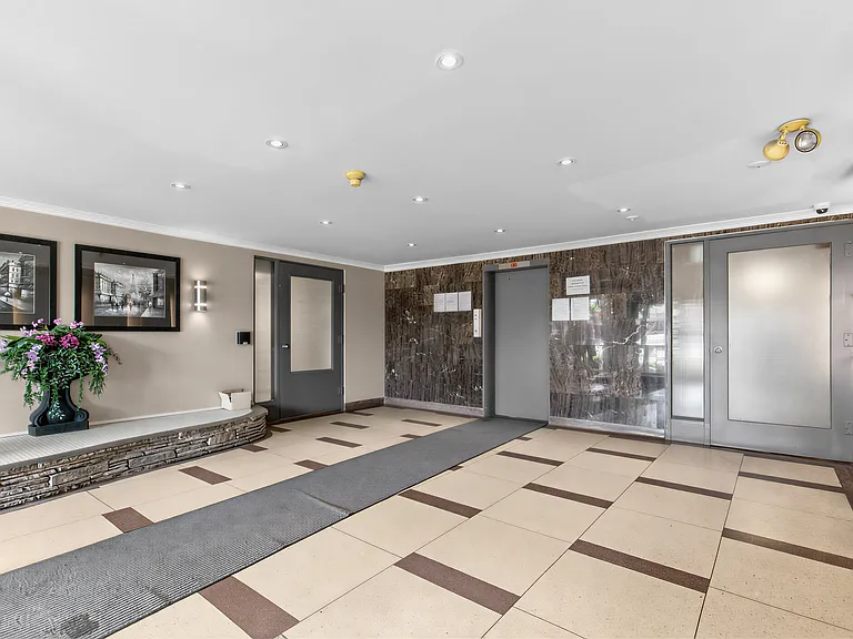 4918 Bathurst St — Photo 12