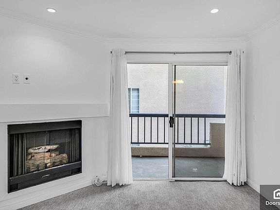 4th image of 5500 Owensmouth Ave APT 212