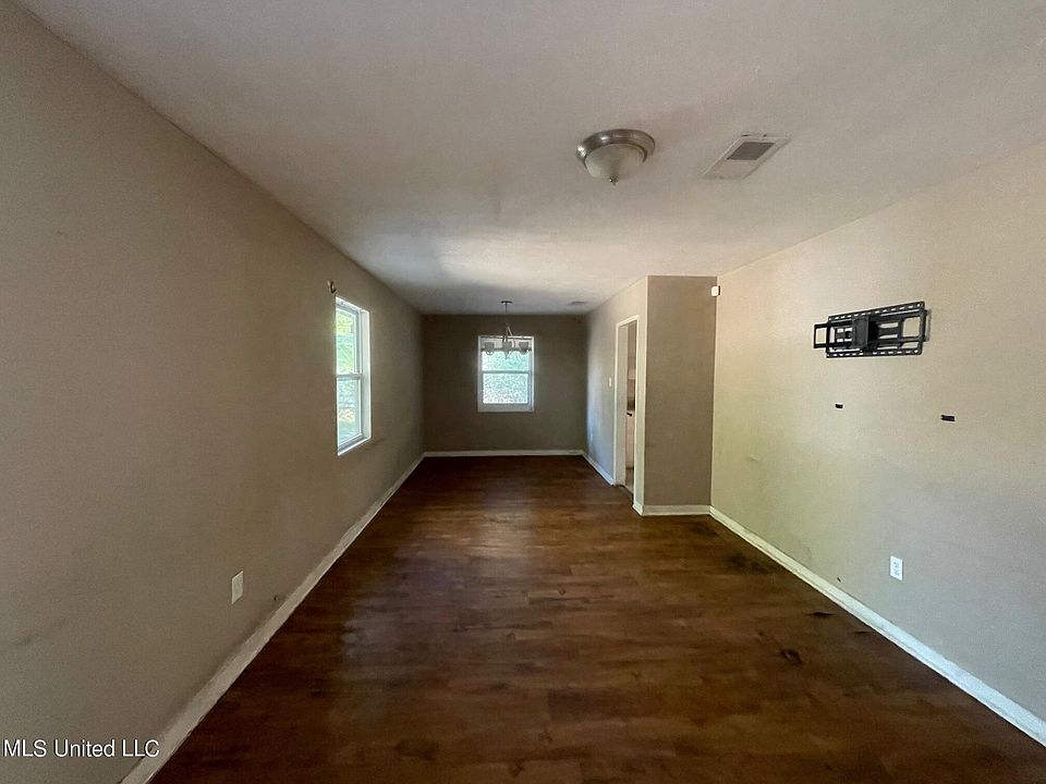 2nd image of 3156 Woodside Dr