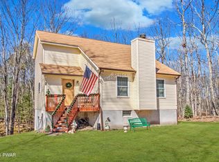 112 Ledgeview Dr, Hawley, PA 18428