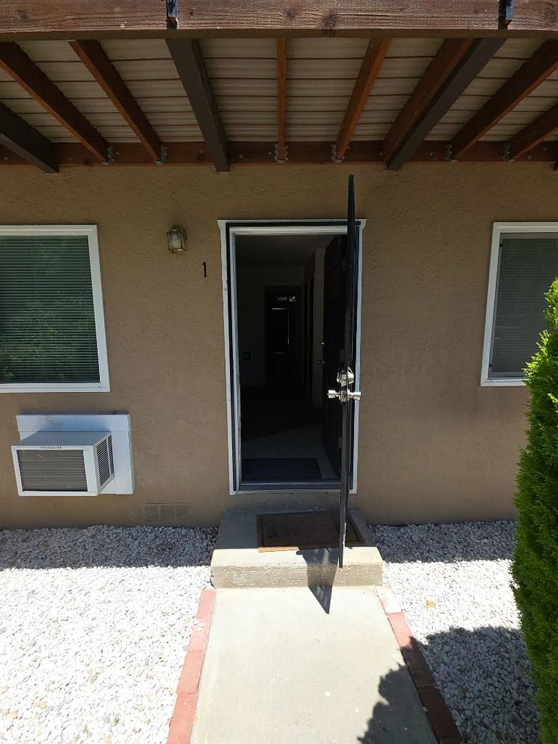 209 Wright Ln — Photo 2