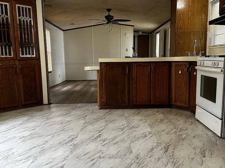 1816 Crestview Dr — Photo 3