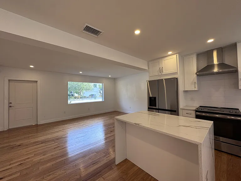 2302 Hyde Park St — Photo 5