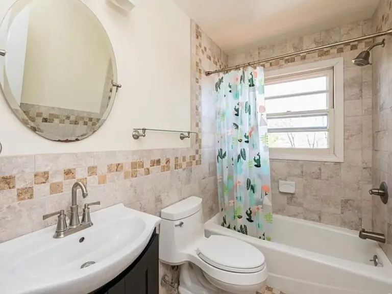 1775 Summit St — Photo 8