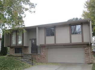 602 Pioneer Rd, Papillion, NE 68046