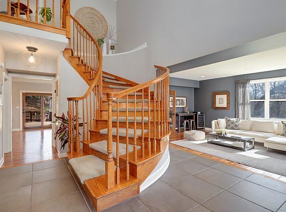 4th image of 693 Braintree Ln