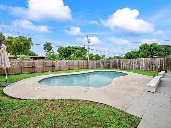 4th image of 540 S Rainbow Dr