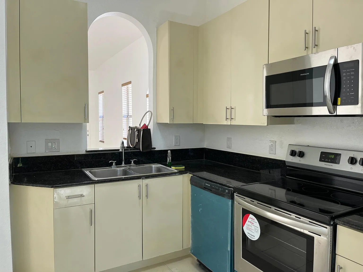3 bed, 1250 sqft, $3,000 — Photo 3