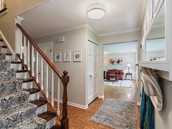 4th image of 1059 W Chatham Dr