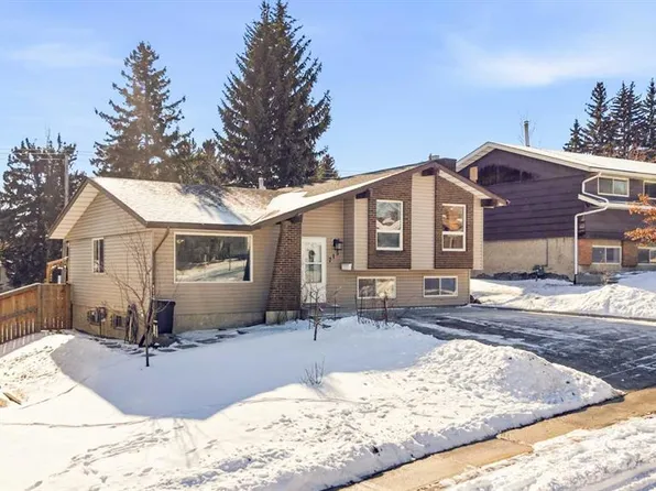 715 N 130th Ave SW, Calgary, AB T2W 2M9