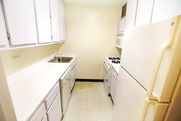 Rented by Avenues Real Estate | media 25