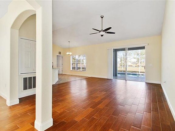 4th image of 19415 Wembley Ave