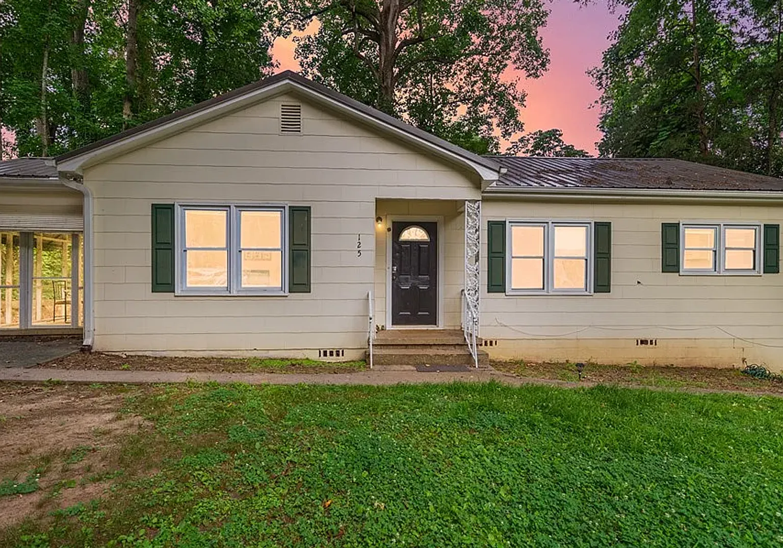 3 Bedroom 2 Bathroom Home on Clemson Street — Photo 1