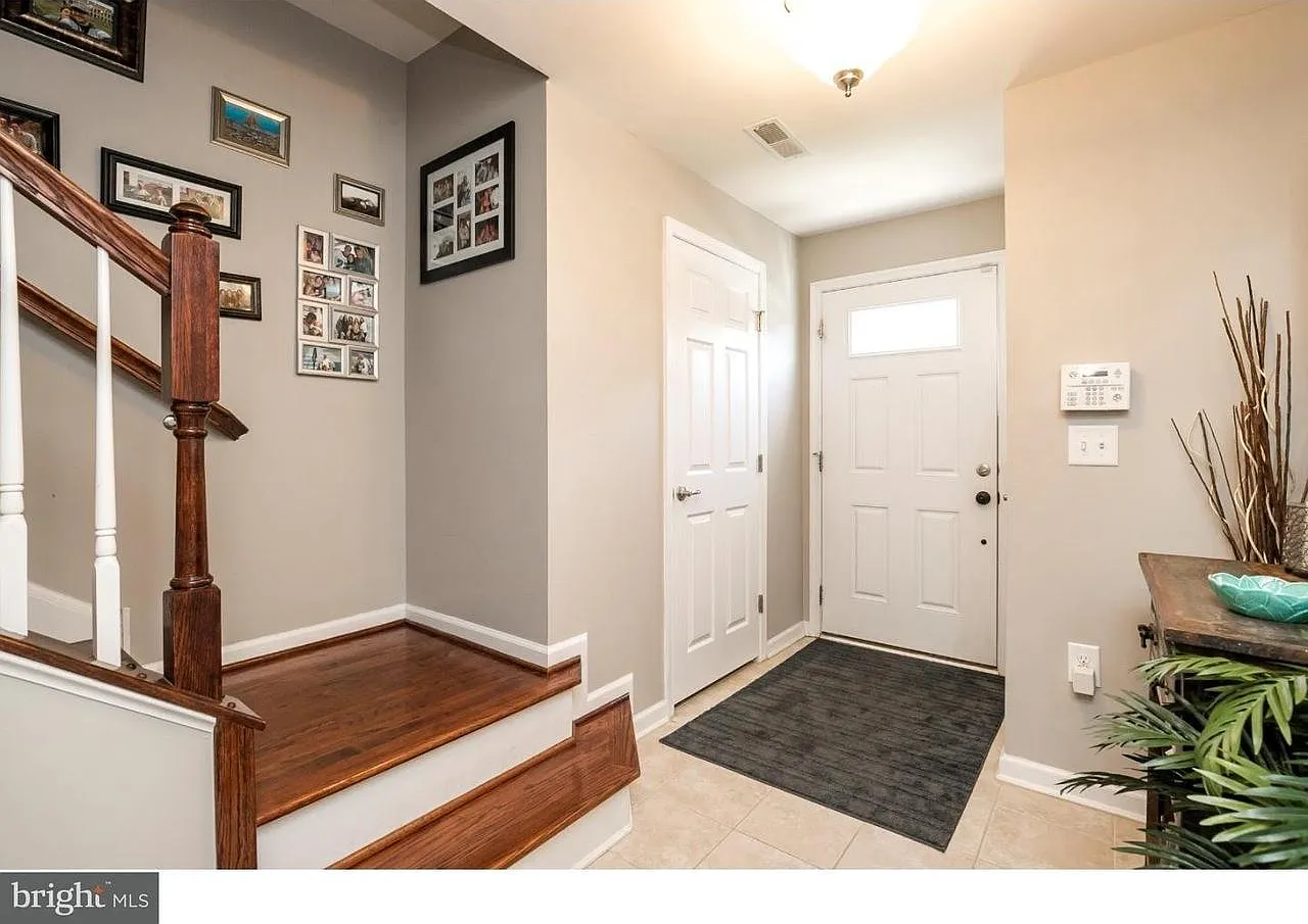3 bed, 2.5 bath, 2200 sqft, $2,700 — Photo 2