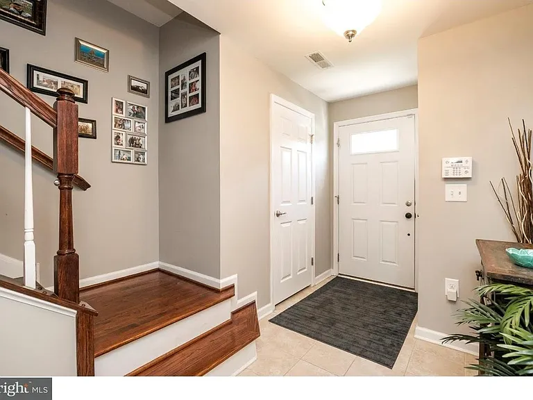 804 Susan Cir — Photo 2