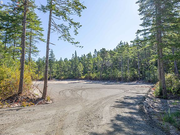 4th image of 323 Pacific Dunes Dr